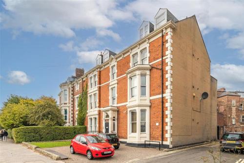 Modern Stylish Jesmond Apartment with parking.