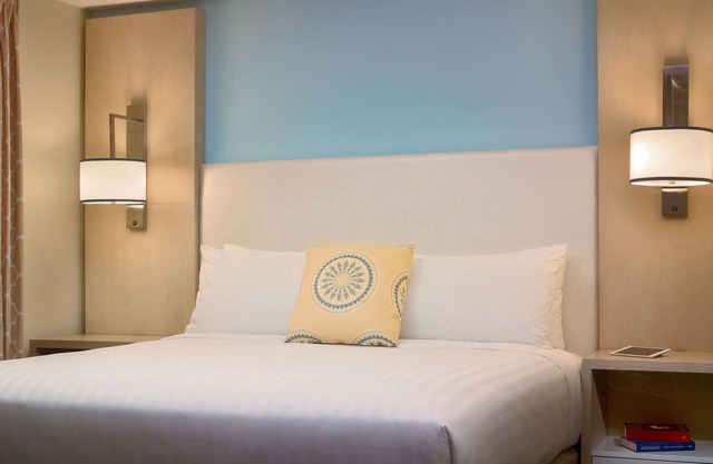 Modern Suite Stay in Houston's Shopping Hub! Free Parking, Pool & Gym Access!