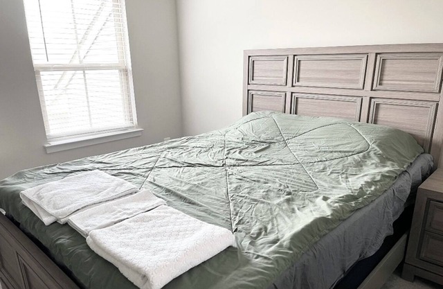 Modern Suite with Private Bath – Stylish & Comfy