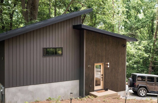 Modern Tiny Home 4 mile drive to DT w/ Hot Tub