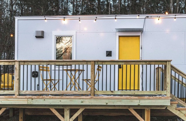 Modern Tiny House with hot tub & river near Stowe