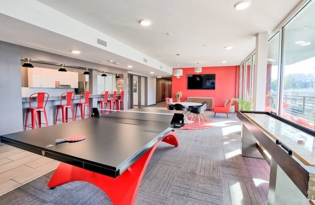 ⭐Modern Tiny Studio 🌃 Free Parking, Hot Tub, Fitness Center, TV, WiFi, & More!