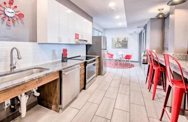 ⭐Modern Tiny Studio 🌃 Laundry Room⏺️Parking🚗Fitness Gym💪| Extended Stay Ready