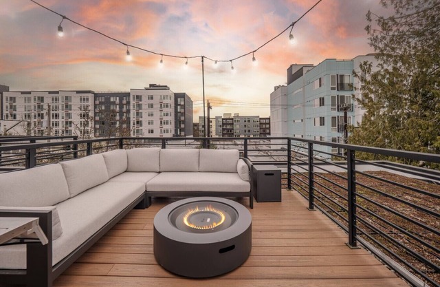 Modern Townhome w/ Rooftop Deck, Walk to Greenlake