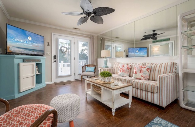 Modern Two Bedroom Condo With Outdoor Pool & Courtyard