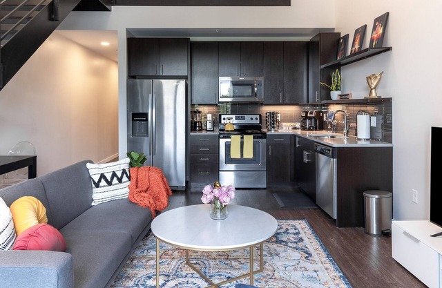 Modern Upscale Studio Loft w/free parking & pool