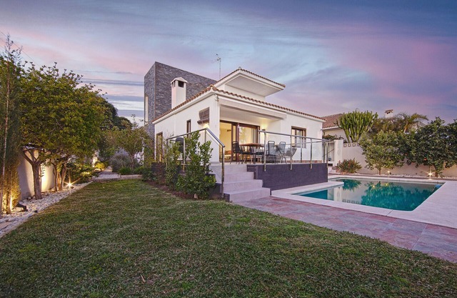 Villa de tres dormitorios a poca distancia de la playa en Costabella, Marbella