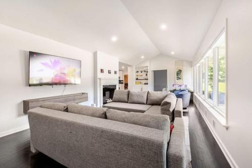 Modern Villa Retreat in Historic College Park