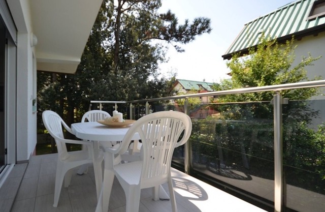 Exclusiva villa moderna con garaje privado y jardín vallado.