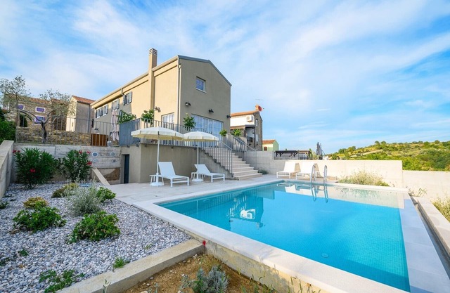 Volare e Cantare Villa with heated pool