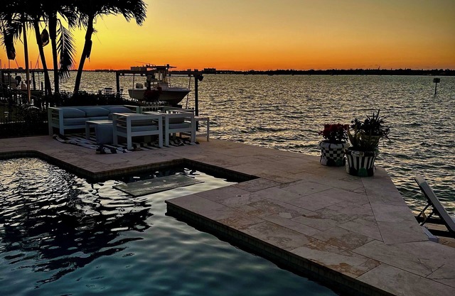 Modern Waterfront Paradise Pool & Hot Tub