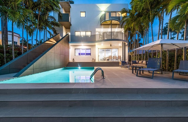 Modern waterfront Villa w/ Pool and Gym, Sleeps 8.
