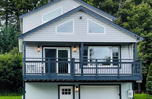 Modern Woodford Estate, Lake, Mountain, VAST entrance
