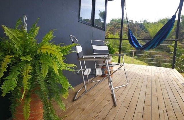 Moderna cabaña en medio del campo