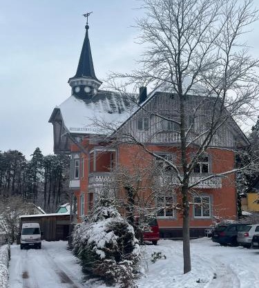 Moderne Ferienwohnung in alter Villa