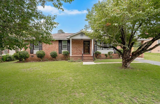 Modernized 3BR home with spacious backyard minutes away from Ft Jackson