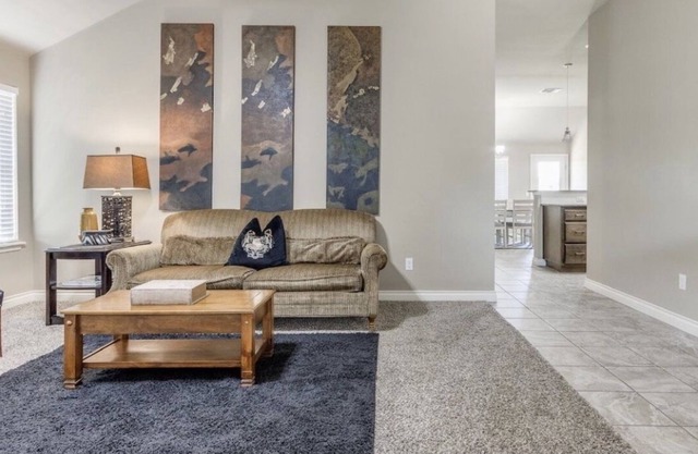 Modernized Stylish 3 Bedroom in Edmond close to shopping, dining & entertainment