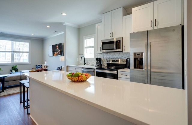 Modest Melrose - 5 Mins to Broadway - Rooftop Deck