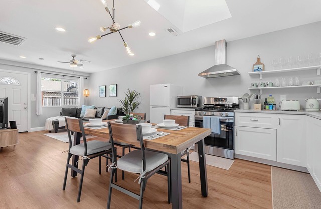 MolivuHomes 2BR | PrivateYard | Kid & Pet-friendly