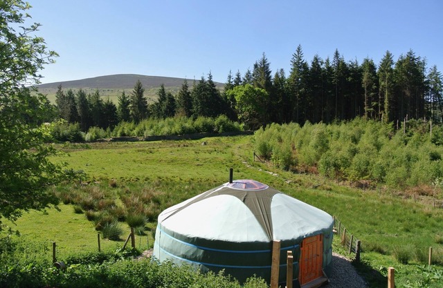 Yurta mongola con cabaña de madera cocina / baño en las montañas de Berwyn, Gales del Norte