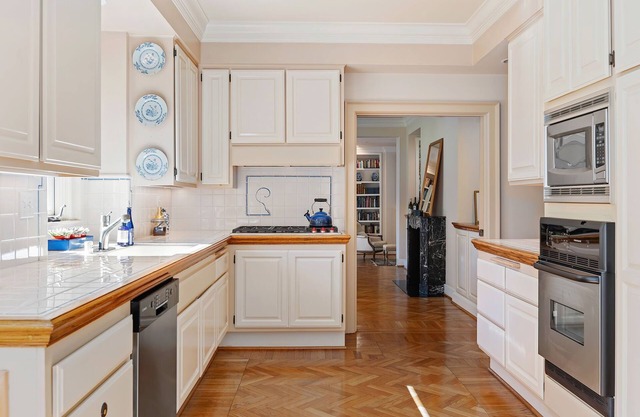 Montecito Garden Estate - walk to Beach, Village Shops & Restaurants