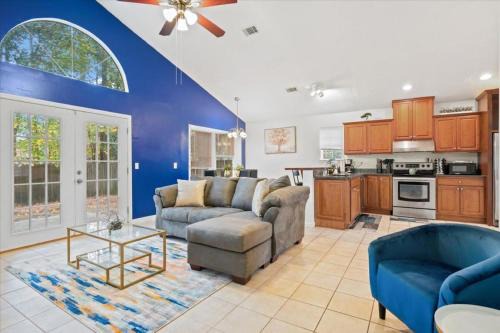 Monthly Stays! - 75' TV - Summer Retreat - King Bed, Large Yard, No Stairs