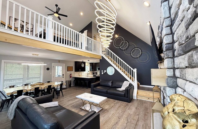 Moon Mountain Manor - New 6 BR Chalet With Hot Tub & Karaoke Lounge - Sleeps 16