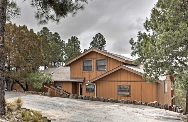 Moondance Ruidoso Retreat with Hot Tub and Views!