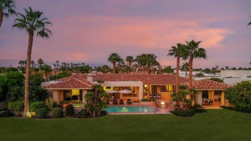 Moonshine by AvantStay Modern Stylish Estate w Bar Fire Pit Hot Tub 5 bd