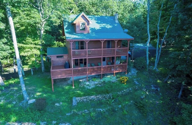 Moonshine Cabin- beautiful Mountain views and minutes to downtown