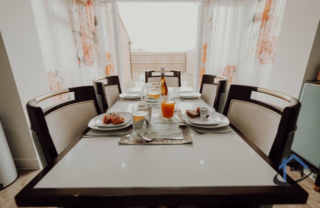 Moore House - 3 Bed 3.5 bathroom with enclosed garden drive way x2 vehicles