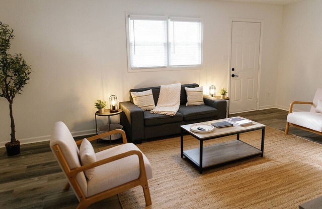 "Morning View 2" Cozy Modern Stay - College/Hiking