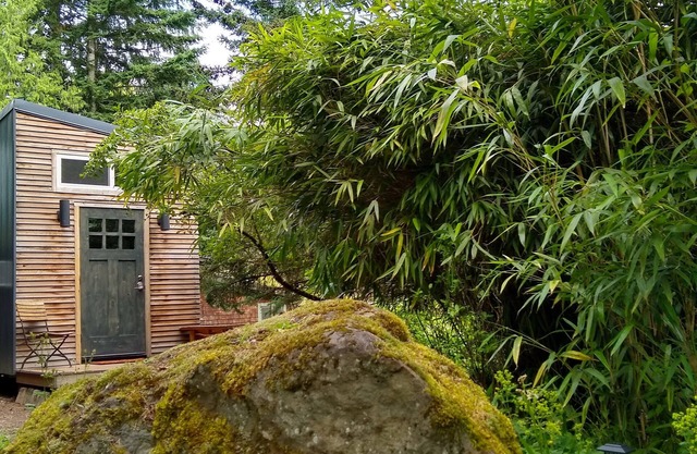 Moss Rock Retreat: Tiny Home in Huge Garden