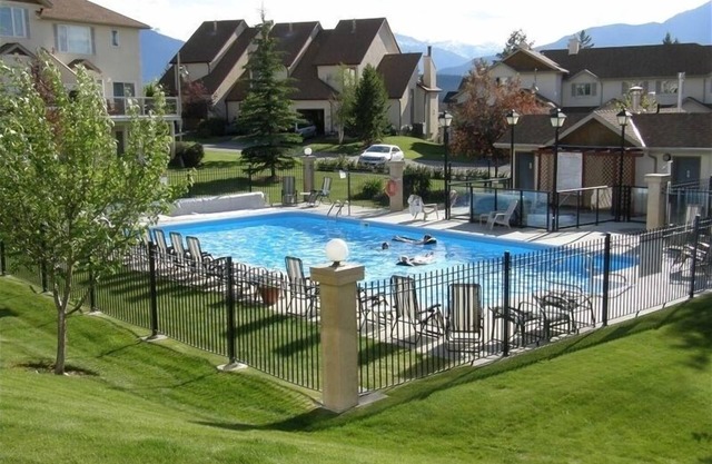 Lujo Radium Condo 2200 Sq. Pie.