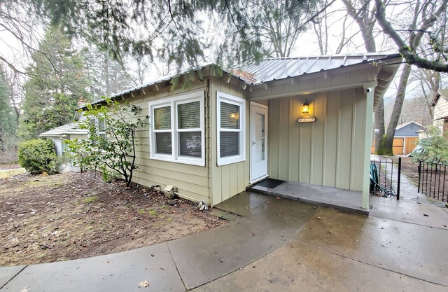 Mountain Bungalow, tall pines, deck, in town.