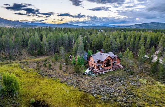 Mountain cabin w/ hot tub & game room