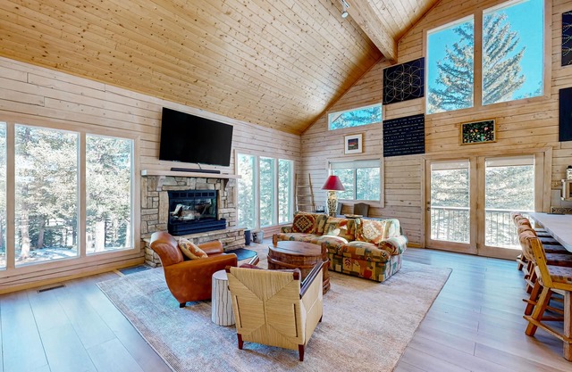 Mountain cabin with WiFi, expansive deck, fireplace, & forest views