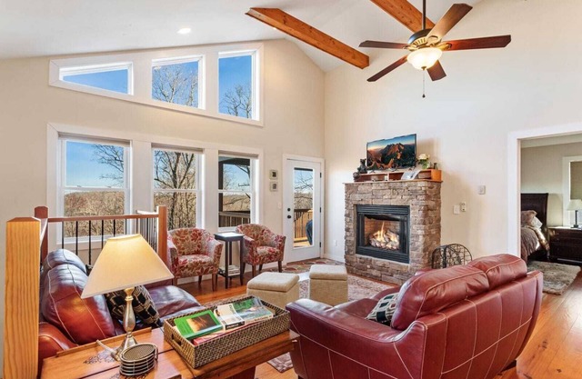 Hermoso Chalet de Montaña 3BD con un paseo por las pistas de esquí, vistas, King Master Suite, cuarto de esquí, Fire Pit, mesa de juego y mucho más.