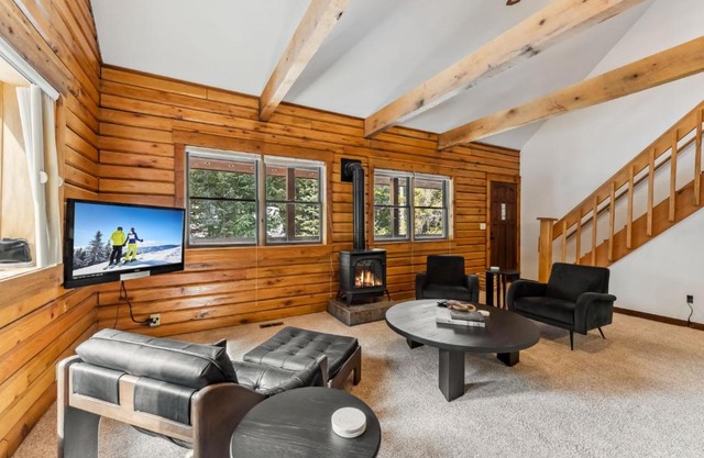 Mountain Escape with Hot Tub and Lounge Area