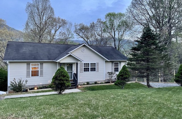 Mountain Getaway near Asheville, sleeps 14! Spacious home w/ views & kids room