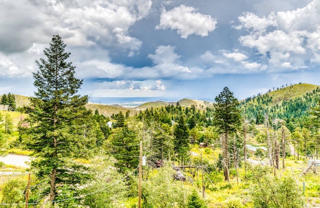 Hilltop with scenic views + private sauna, hot tub and fire pit!