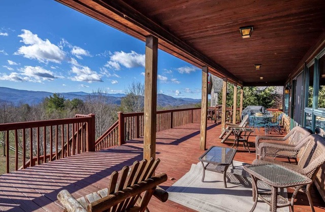 4BR / 2. Casa de montaña de 5BA con hermosa vista, bañera de hidromasaje, mesa de billar, mesa de futbolín, suites King, mucho espacio en el patio.