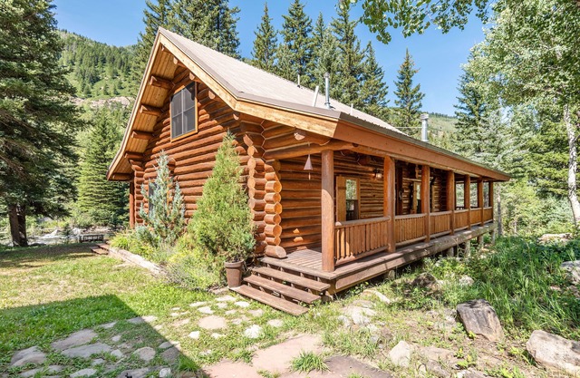 Mountain Log Cabin in private neighborhood on Crystal River w/ On Site Fishing