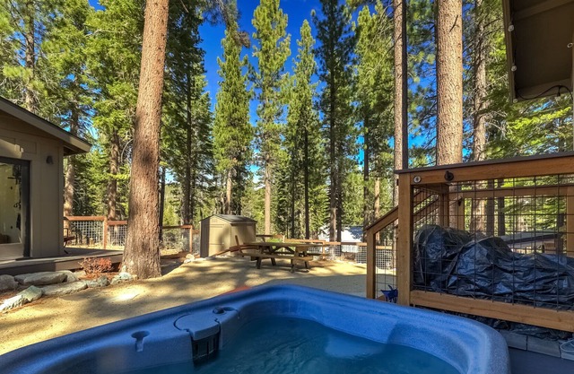 Mountain Pine Memories - 5-Star, Pets, Hot tub, WFH office