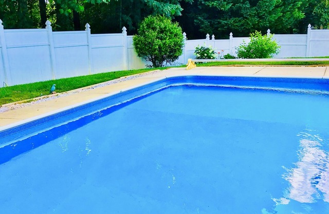 Mountain Retreat: Pool, Hot Tub & Spacious, Family-Friendly Comfort