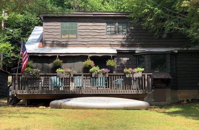 Mountain Retreat - escape to the Mountains yet have all the amenities of home!