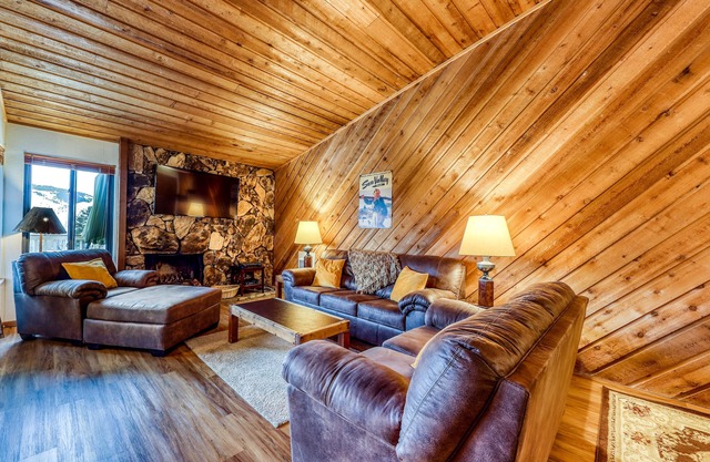 ¡NUEVO LISTADO! Retiro de montaña con golf en el sitio, piscina compartida, jacuzzi, sauna