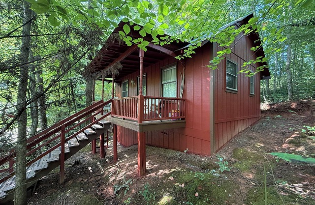 Escape to Pet-Friendly Studio Cabin near Helen, Blue Ridge & Appalachian Trail