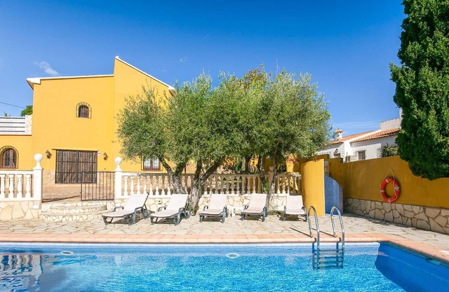 Villa de montaña con piscina + barbacoa incorporada, cerca del pueblo, playas + deportes acuáticos