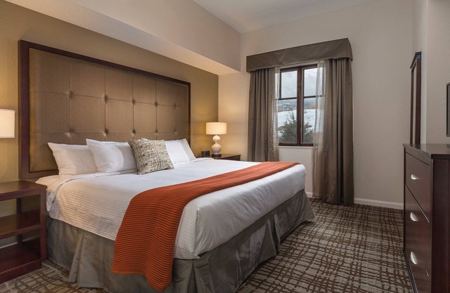 Mountain Side Resort con capacidades directas de entrada / salida de esquí con piscinas cubiertas y 2 jacuzzis al aire libre